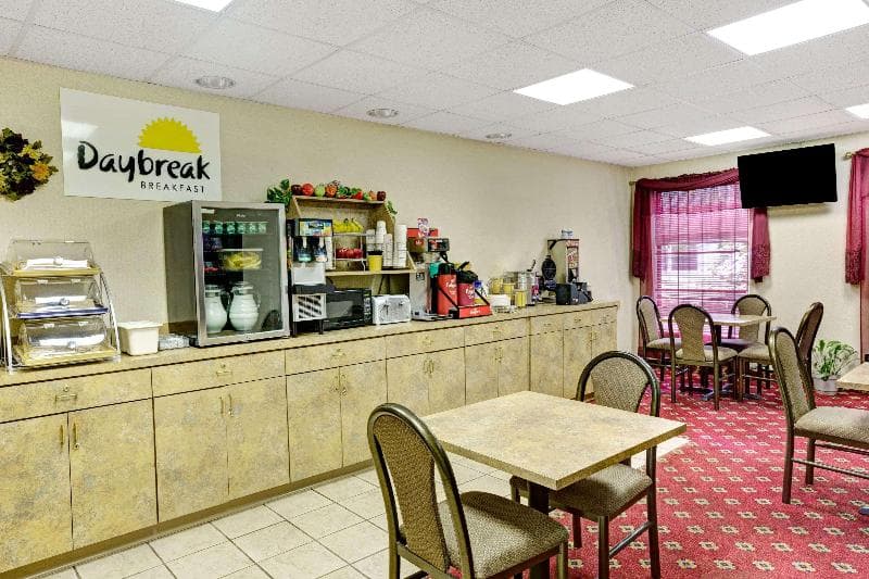Days Inn & Suites by Wyndham Louisville SW 4