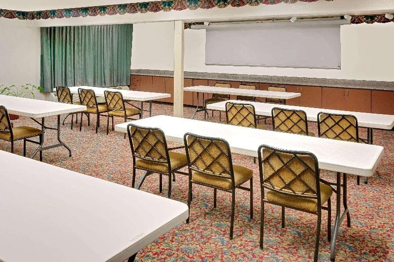 Days Inn & Suites By Wyndham Opelousas 3