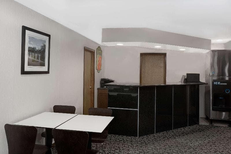 Super 8 By Wyndham Lafayette 4