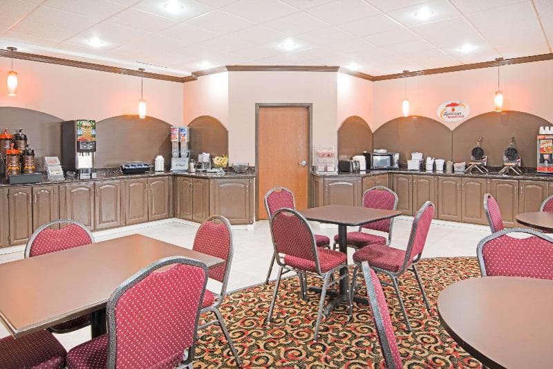 Comfort Inn & Suites 4