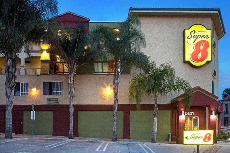 Super 8 by Wyndham Los Angeles Downtown 4