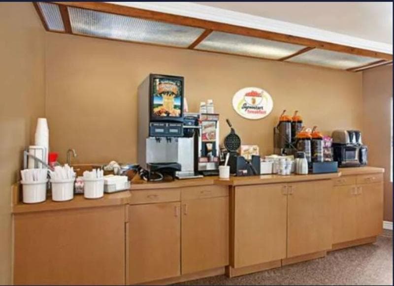 Super 8 by Wyndham Los Angeles Downtown 5
