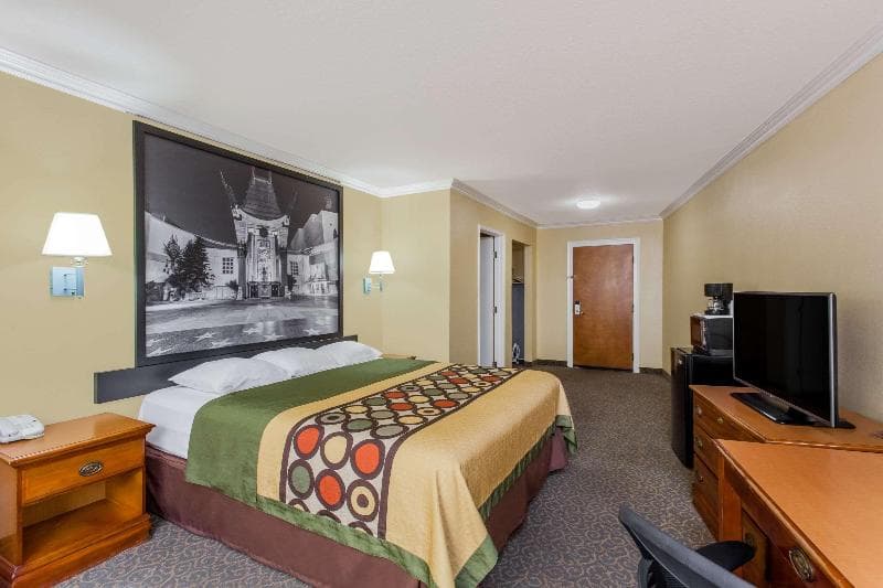 Super 8 by Wyndham Los Angeles Downtown 2