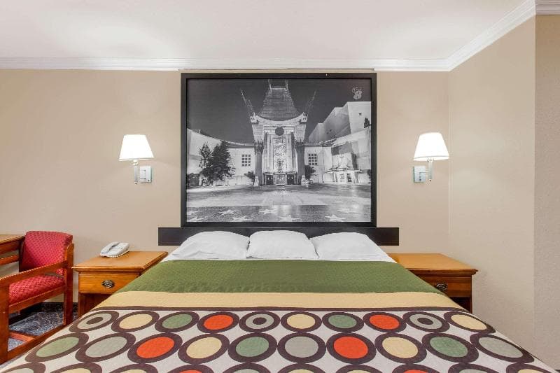 Super 8 by Wyndham Los Angeles Downtown 3