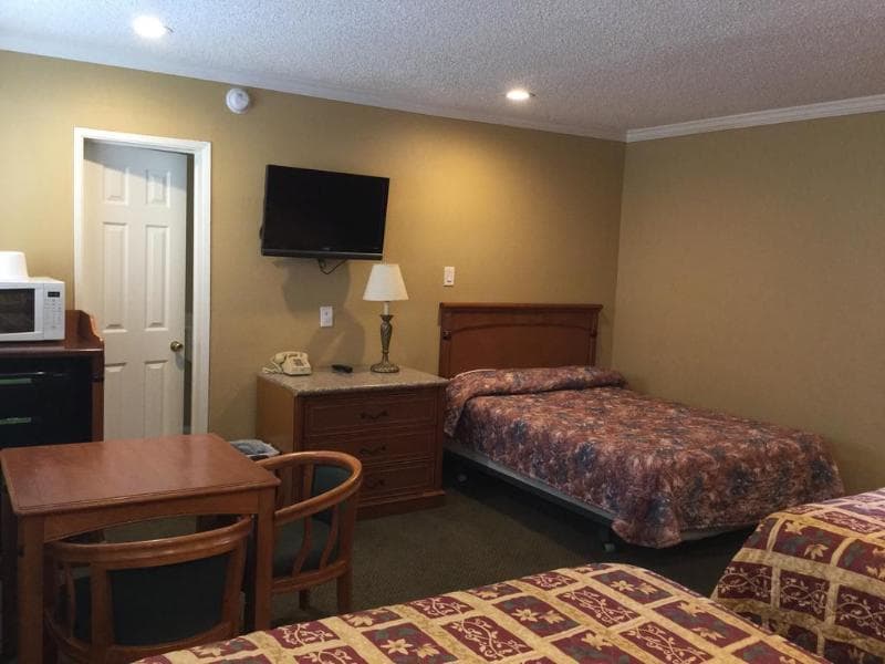 Bevonshire Lodge Motel 4