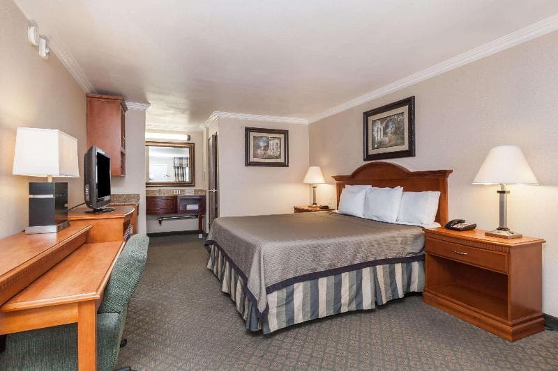 Travelodge by Wyndham Sylmar 4