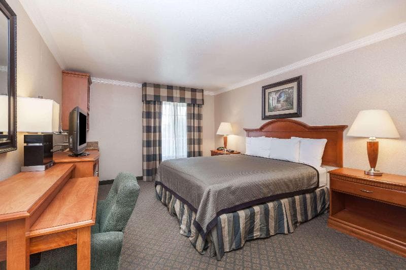 Travelodge by Wyndham Sylmar 5