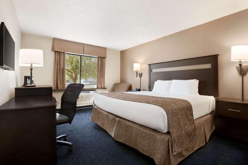 Super 8 By Wyndham Lincoln North photo 1