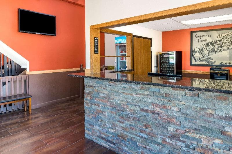 Super 8 By Wyndham Lincoln West 4