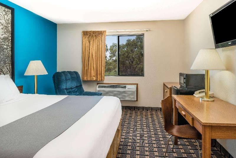 Super 8 By Wyndham Lincoln West 1