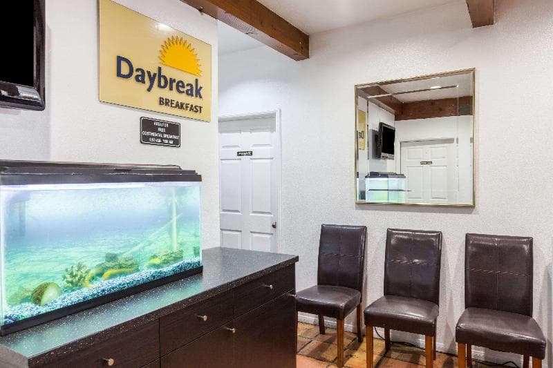 Days Inn By Wyndham Castaic Six Flags Magic Mountain 4