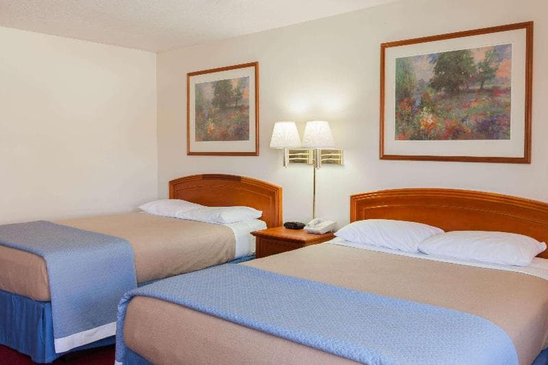 Days Inn By Wyndham Castaic Six Flags Magic Mountain 2