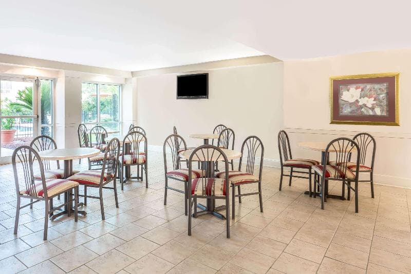 Ramada by Wyndham Luling 5