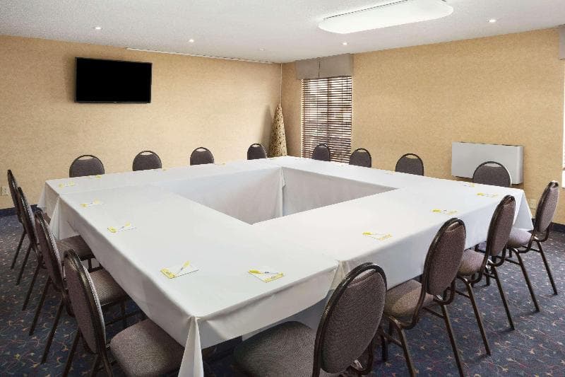 Days Inn by Wyndham Brantford photo 1