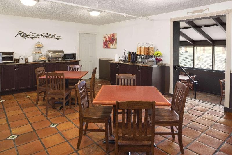 Days Inn by Wyndham Brantford 3