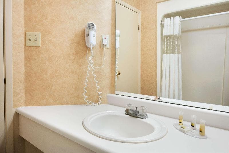 Days Inn by Wyndham Brantford 5