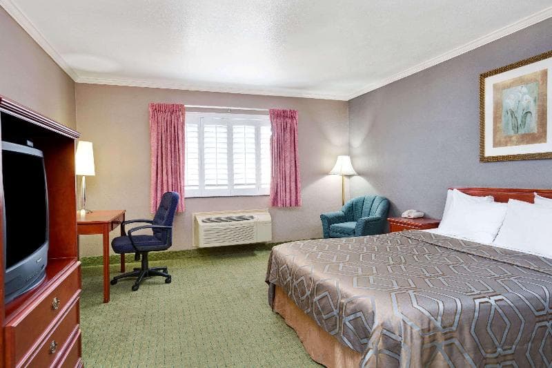 Days Inn by Wyndham West Covina 4