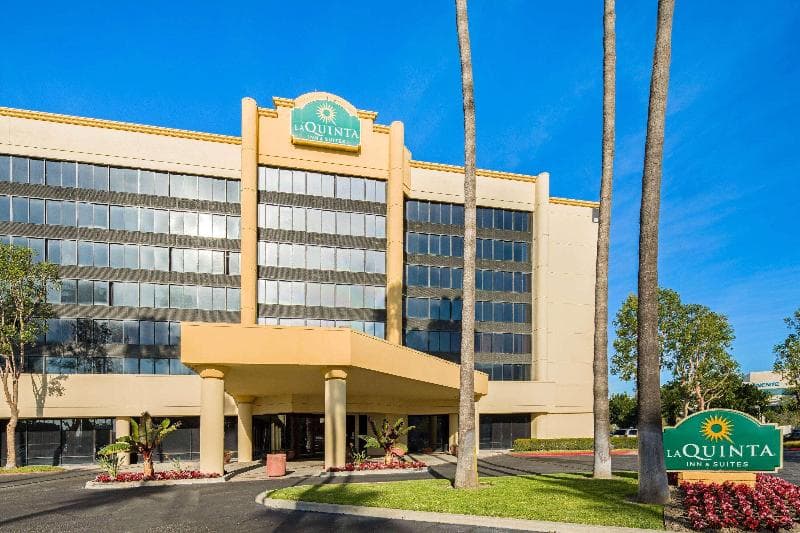 La Quinta Inn & Suites by Wyndham Buena Park 2