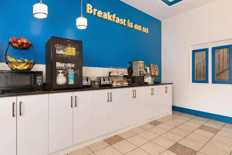 Premier Inn & Suites - Downtown Hamilton 5