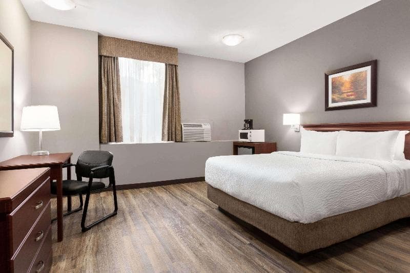 Premier Inn & Suites - Downtown Hamilton 3