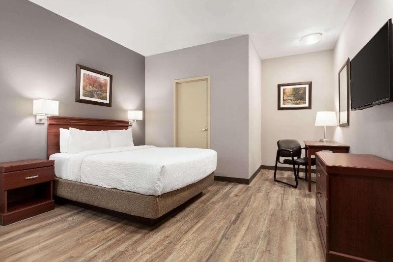 Premier Inn & Suites - Downtown Hamilton 2