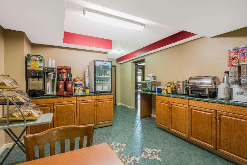 Econo Lodge 2