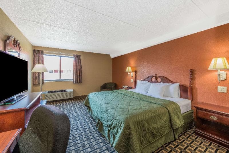 Econo Lodge 3