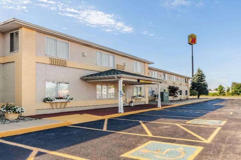 Super 8 by Wyndham Ionia 5