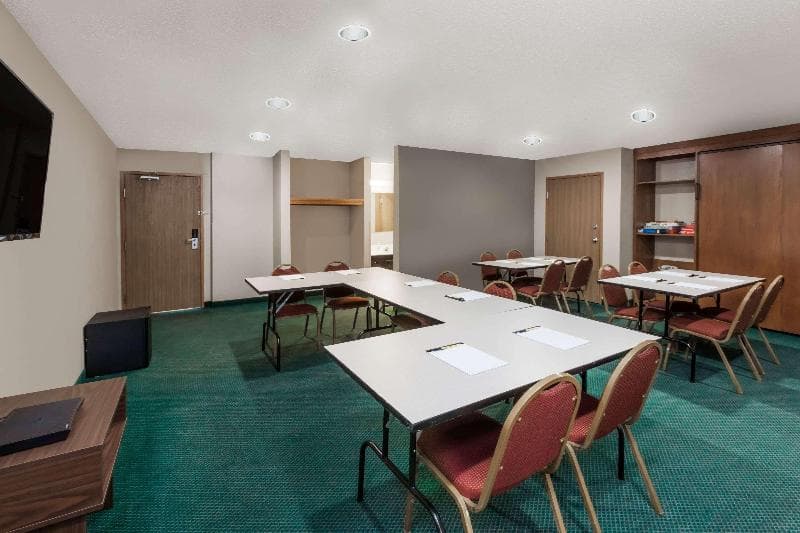 Super 8 by Wyndham Ionia 2