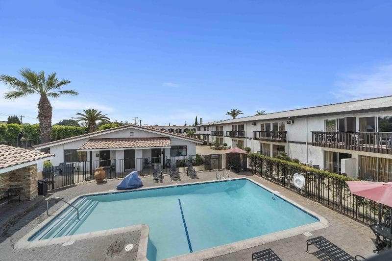 Lemon Tree Hotel & Suites photo 1