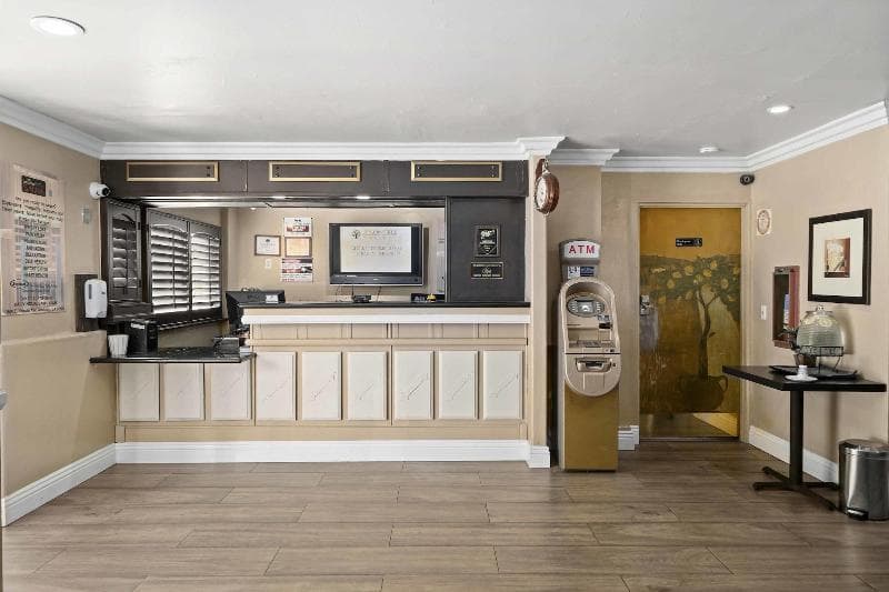 Lemon Tree Hotel & Suites 4