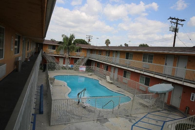 Chateau Inn & Suites main