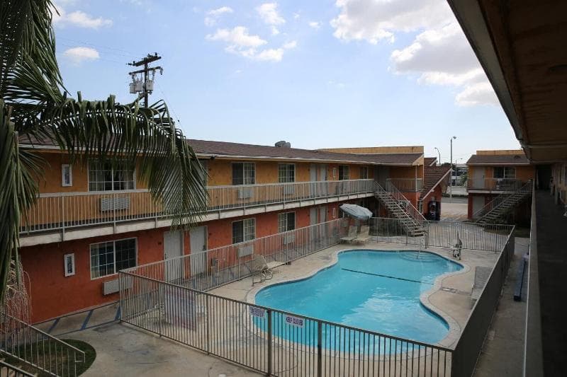 Chateau Inn & Suites 5