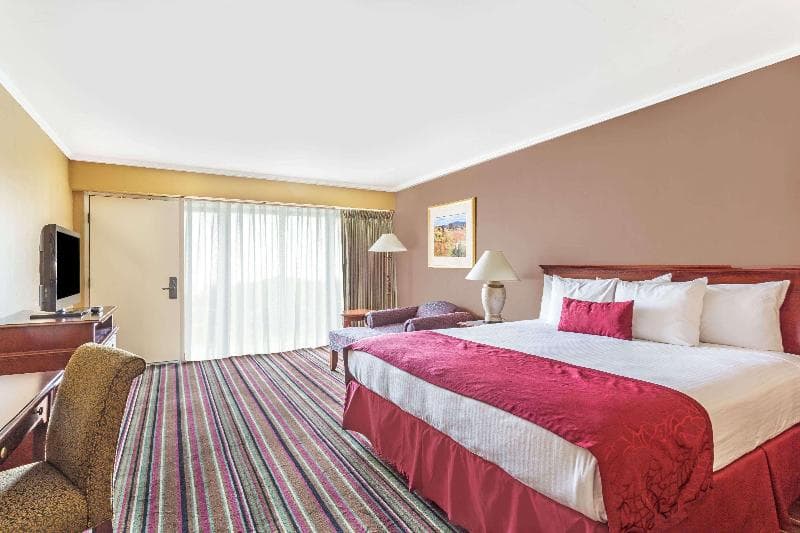 Days Inn & Suites By Wyndham Logan 5