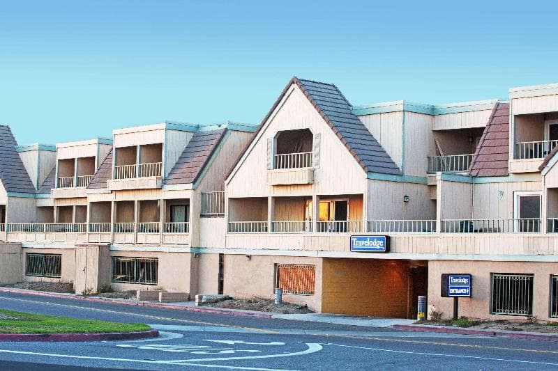 Travelodge by Wyndham Sunset-Huntington Beach Ocean Front photo 1