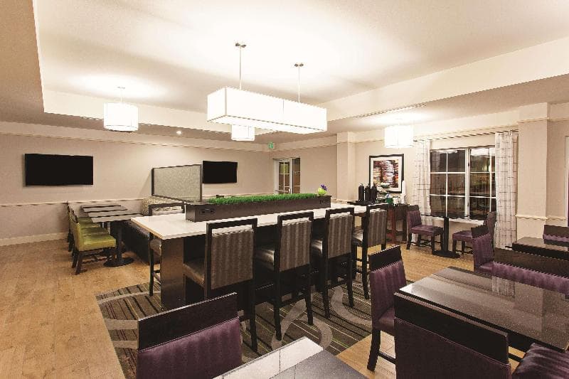 La Quinta Inn & Suites Santa Clarita Valencia 5