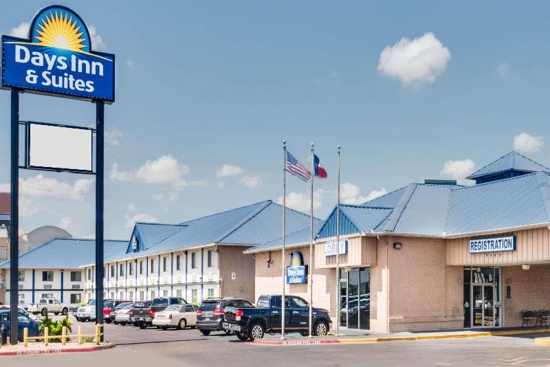 Days Inn & Suites By Wyndham Laredo photo 1