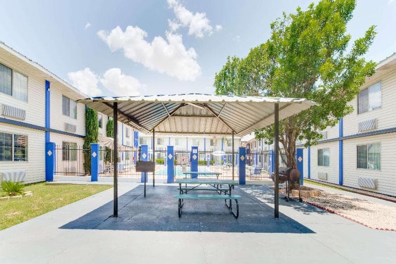 Days Inn & Suites By Wyndham Laredo 2
