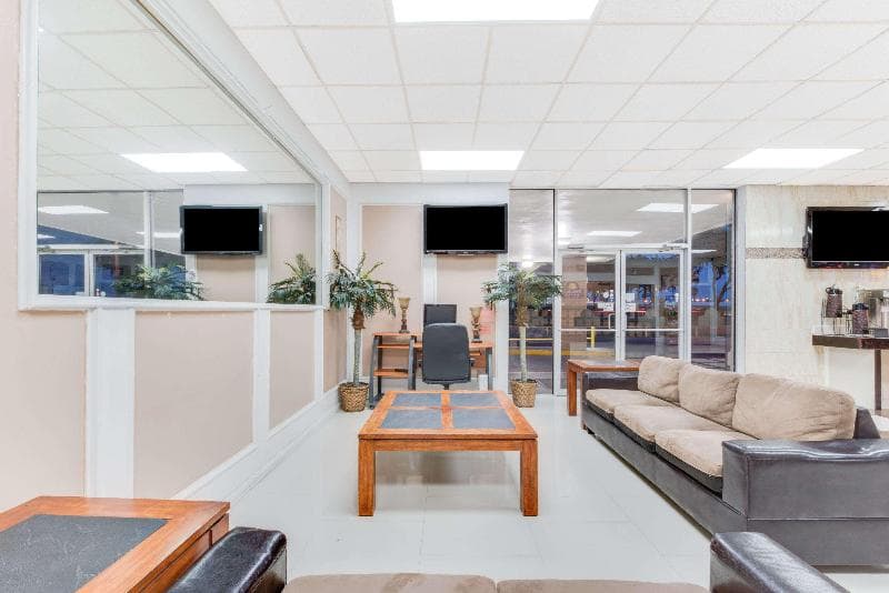 Days Inn & Suites By Wyndham Laredo 4