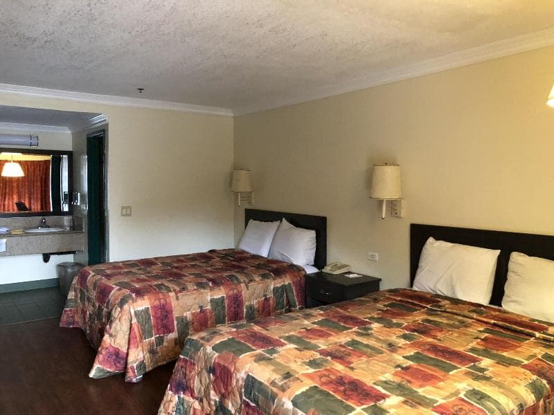 Travelers Inn Lawndale 2