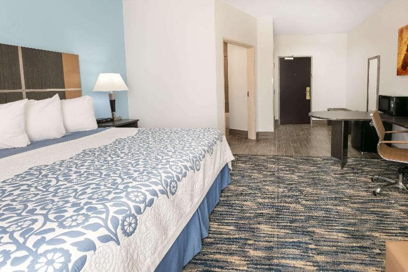 Days Inn & Suites By Wyndham Lubbock Medical Center 4