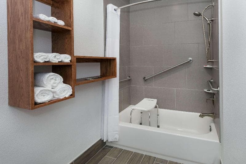 Days Inn & Suites By Wyndham Lubbock Medical Center 3