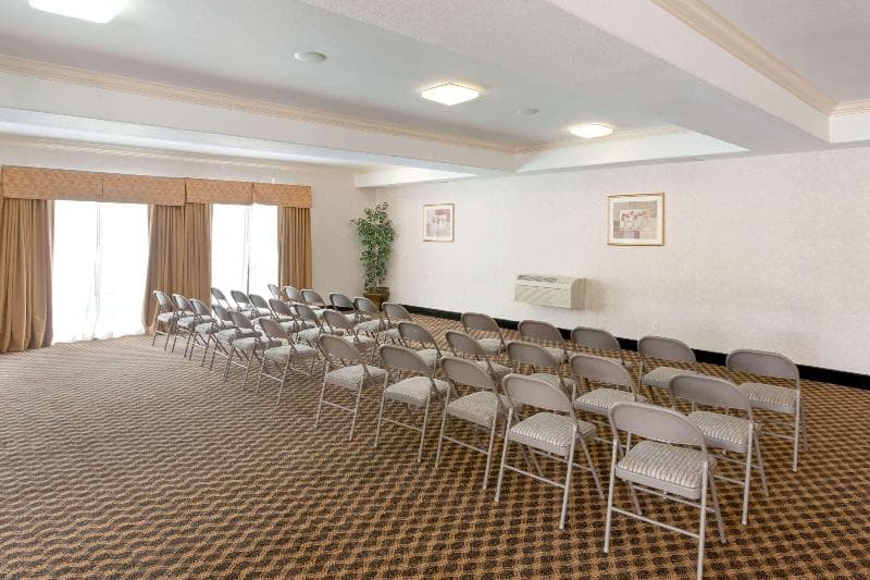 Howard Johnson By Wyndham Pico Rivera Hotel & Suites 2