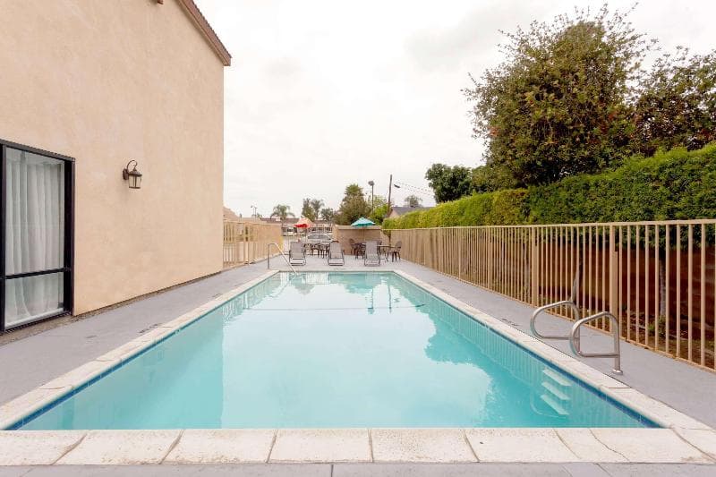 Howard Johnson By Wyndham Pico Rivera Hotel & Suites 5