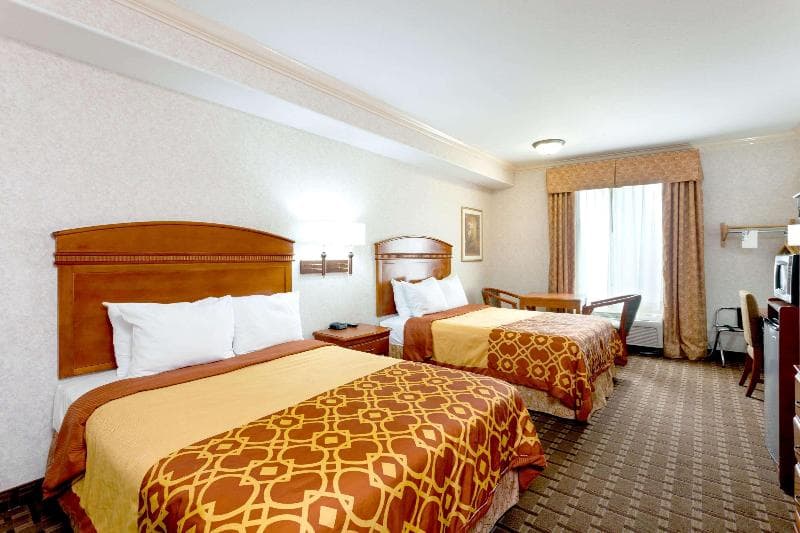 Howard Johnson By Wyndham Pico Rivera Hotel & Suites 3