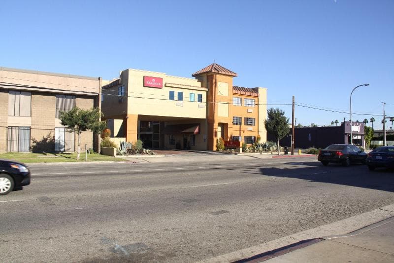 Ramada by Wyndham Culver City 4