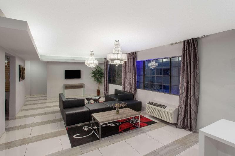 Ramada by Wyndham Culver City 5
