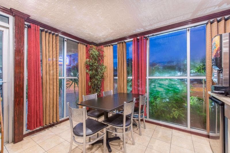 Howard Johnson By Wyndham Historic Lake Charles 2