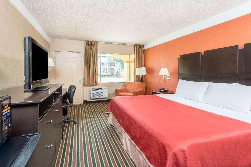 Howard Johnson By Wyndham Historic Lake Charles 3
