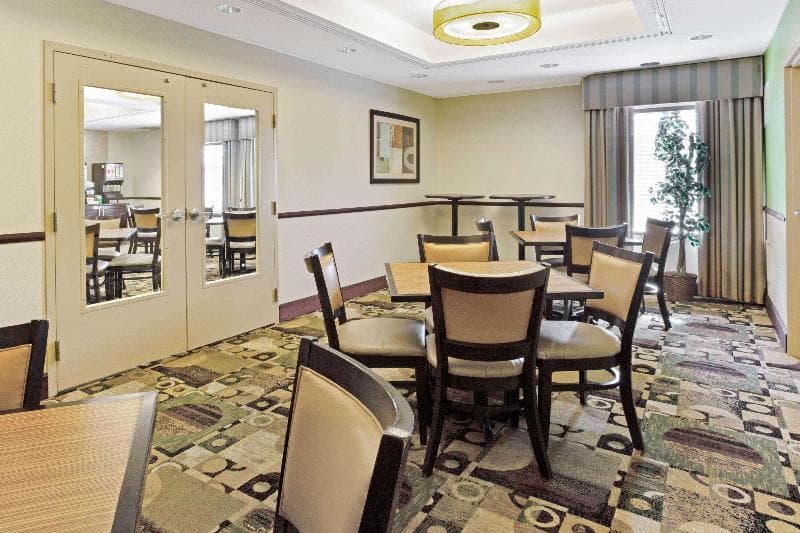 La Quinta Inn & Suites by Wyndham Lancaster photo 1